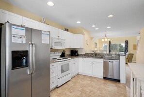 Comfort Townhome | Shared kitchen | Full-size fridge, microwave, oven, stovetop