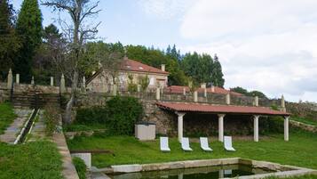 Hồ bơi ngoài trời phục vụ theo mùa