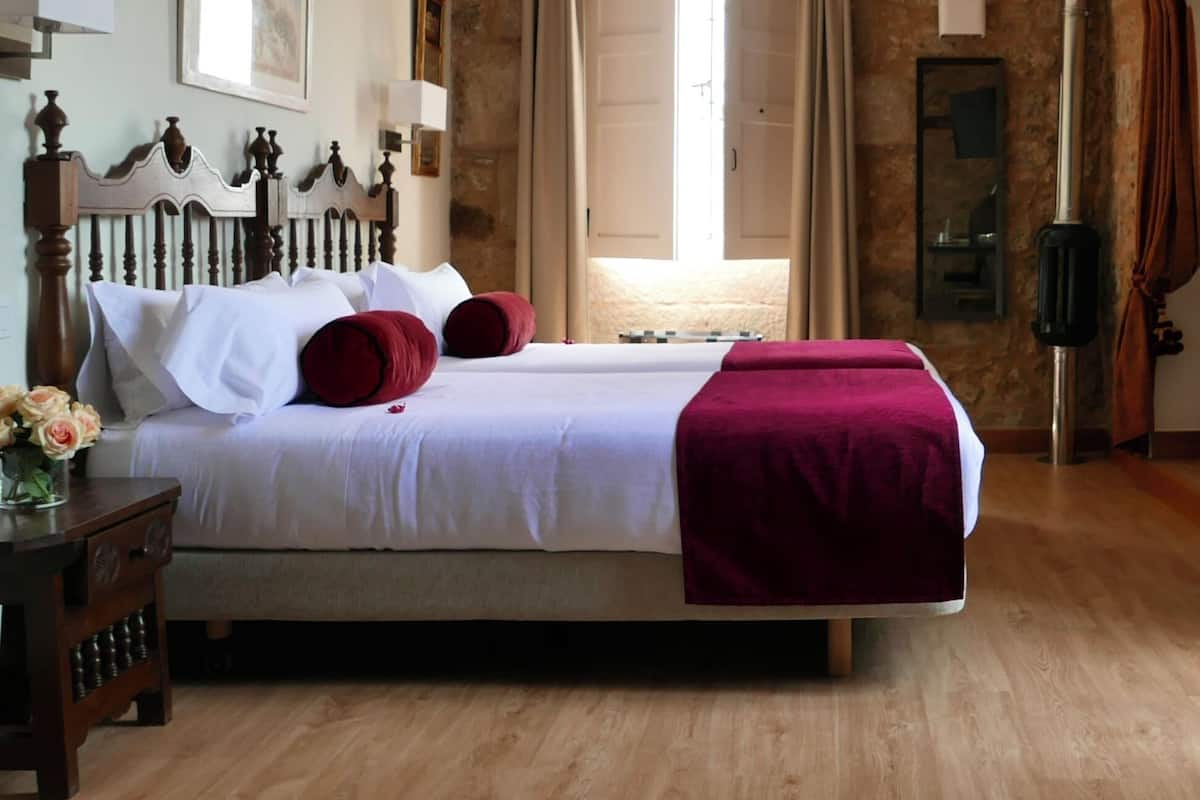 Superior Double Room | In-room safe, desk, free WiFi, bed sheets