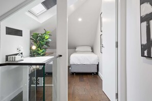 3 bedrooms, desk, iron/ironing board, WiFi