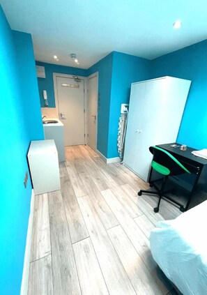 1 bedroom, iron/ironing board, free WiFi, bed sheets - Letzi private en-suite, Near Heathrow Airport T3 (Hayes)