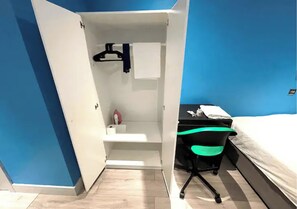 1 slaapkamer, een strijkplank/strijkijzer, gratis wifi, beddengoed