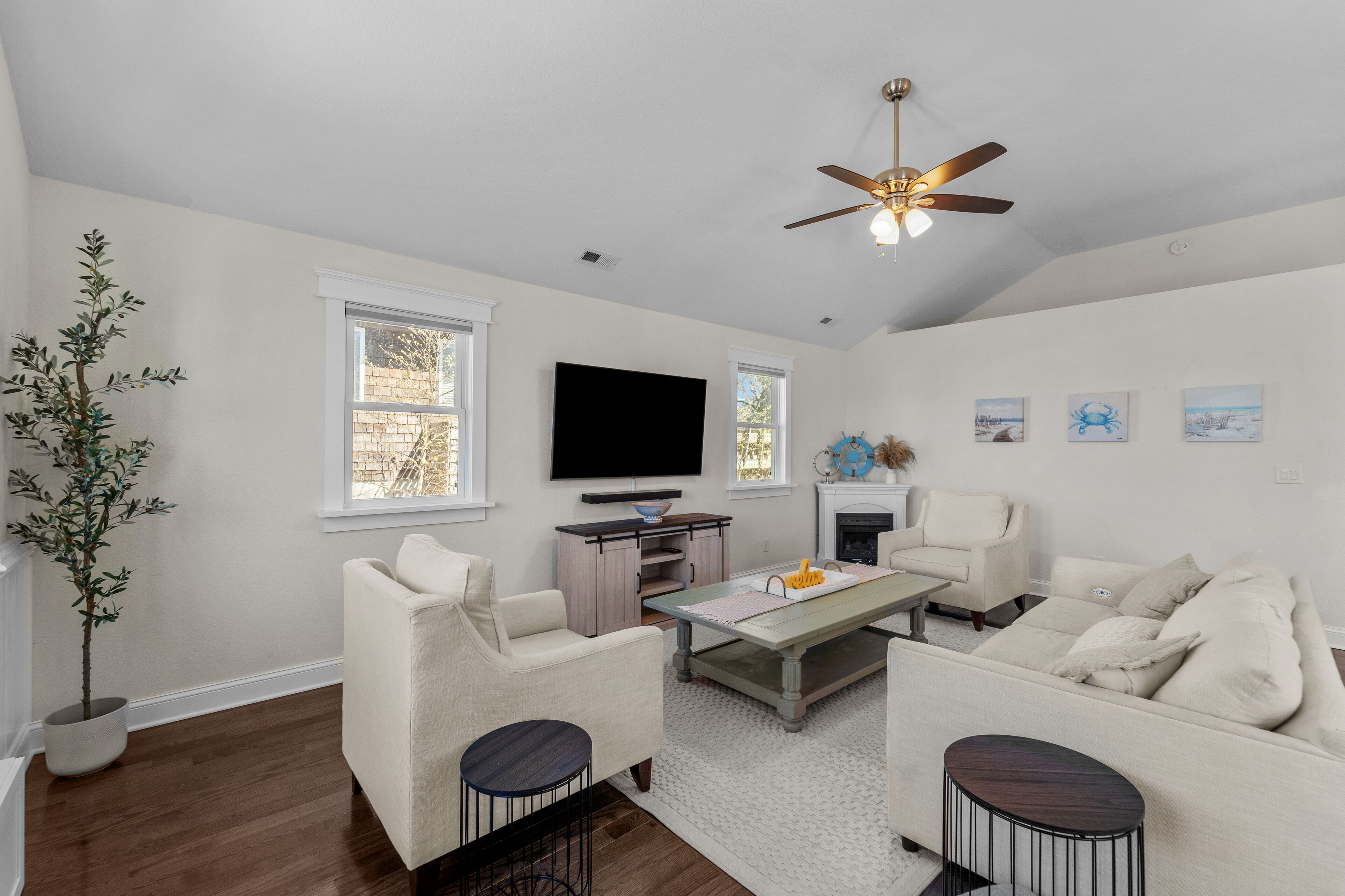 2-story home with enclosed yard, hot tub, community pool & outdoor shower