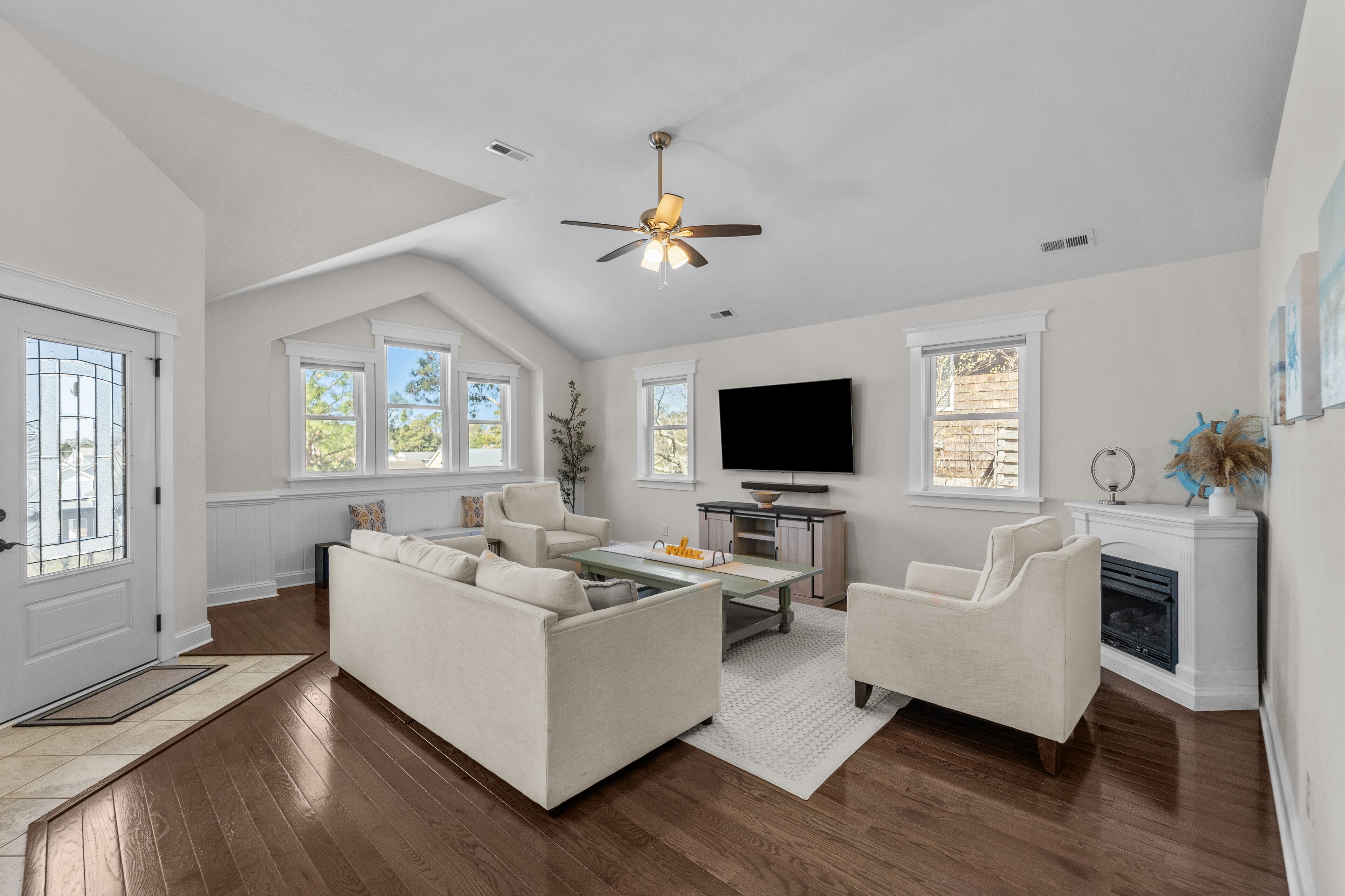 2-story home with enclosed yard, hot tub, community pool & outdoor shower