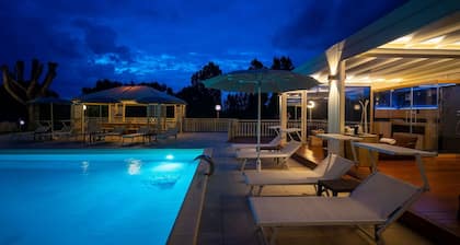 Stunning private villa with hot tub, private pool, A/C, sauna, WIFI, TV, patio and panoramic view