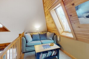 TV, peis, DVD-spiller og bøker