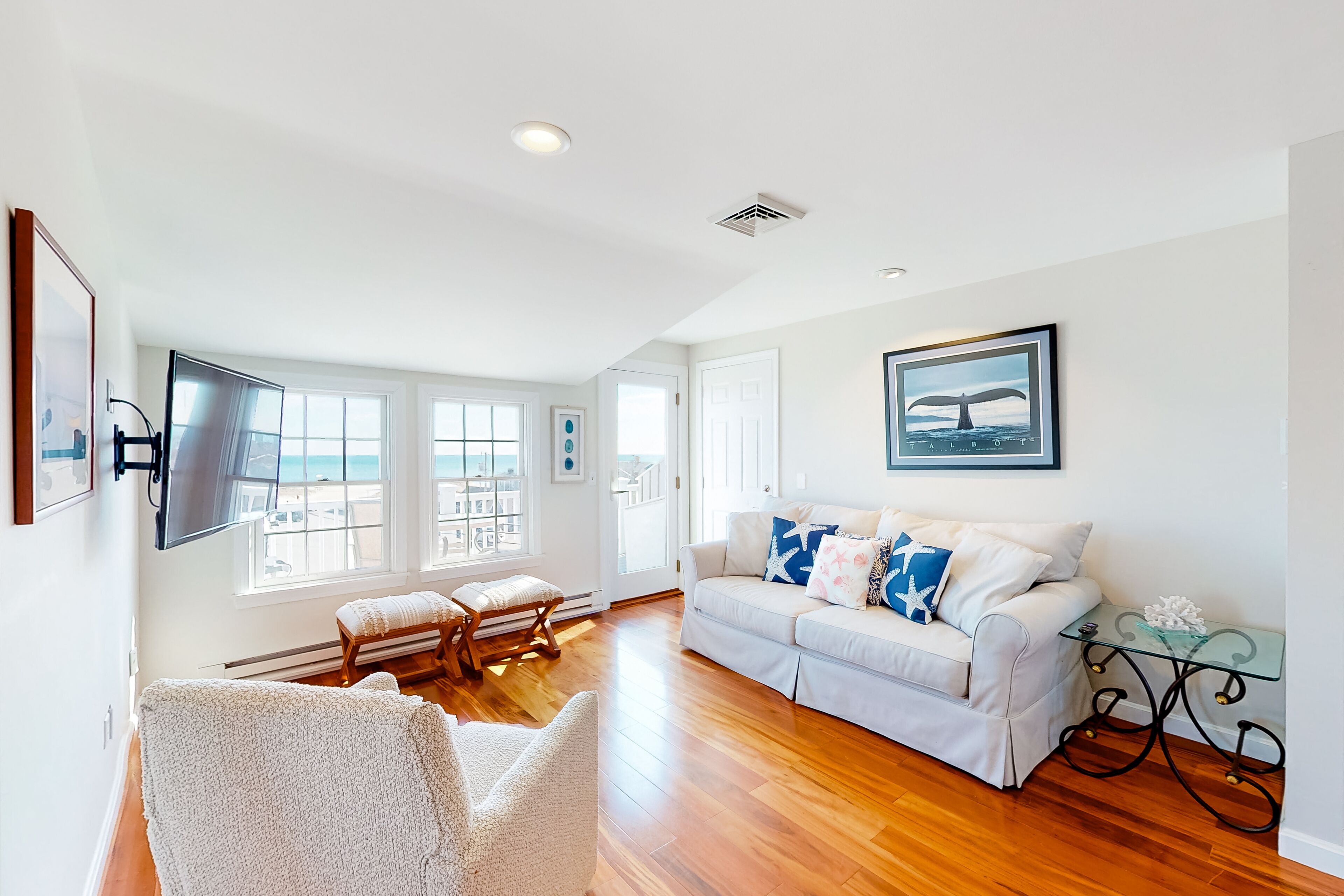 Oceanfront, 2nd-floor condo with stunning view - steps to Bank Street Beach