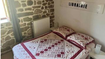 1 slaapkamer, een strijkplank/strijkijzer, reisbedje, gratis wifi