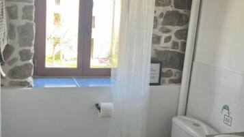 Douche, sĂšche-cheveux, savon, papier toilette