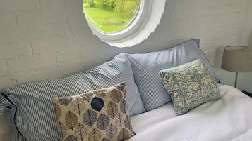 3 bedrooms, desk, iron/ironing board, travel crib