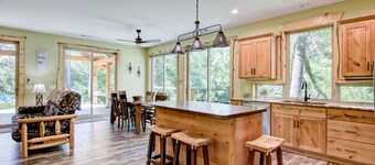 Amazing River House with covered patio! Sleeps 10-14. Kayaks,Fireplace,Games. 