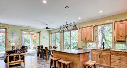 Amazing River House with covered patio! Sleeps 10-14. Kayaks,Fireplace,Games.