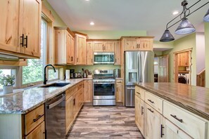 Microwave, oven, stovetop, dishwasher - Amazing River House with covered patio! Sleeps 10-14. Kayaks,Fireplace,Games.  (Colfax)