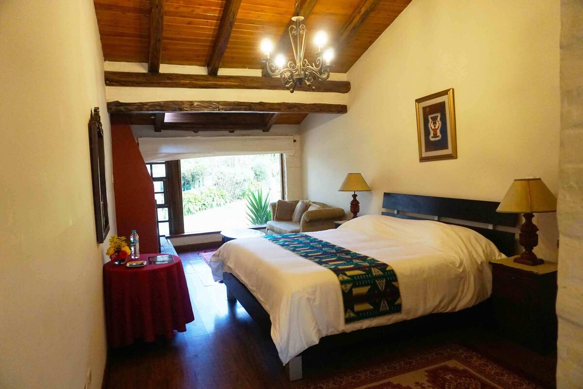 Deluxe Studio, Fireplace, Mountain View | Meja, Wi-fi percuma, cadar katil 