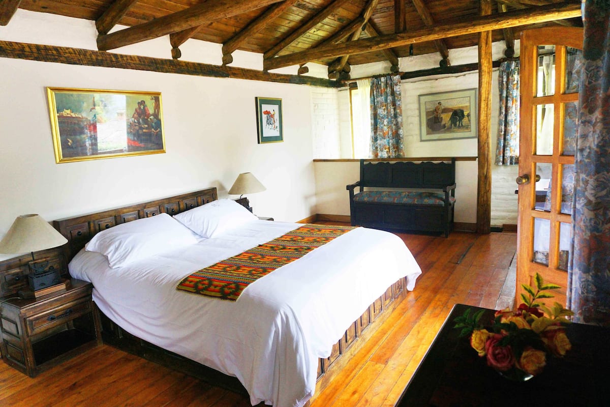 Dúplex superior, chimenea, vista a la montaña | 1 habitación, escritorio, wifi gratis y ropa de cama