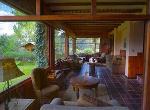 Tischfußball, Tischtennisplatte, Bücher