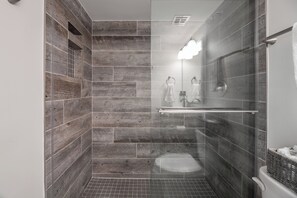Combined shower/bathtub, towels