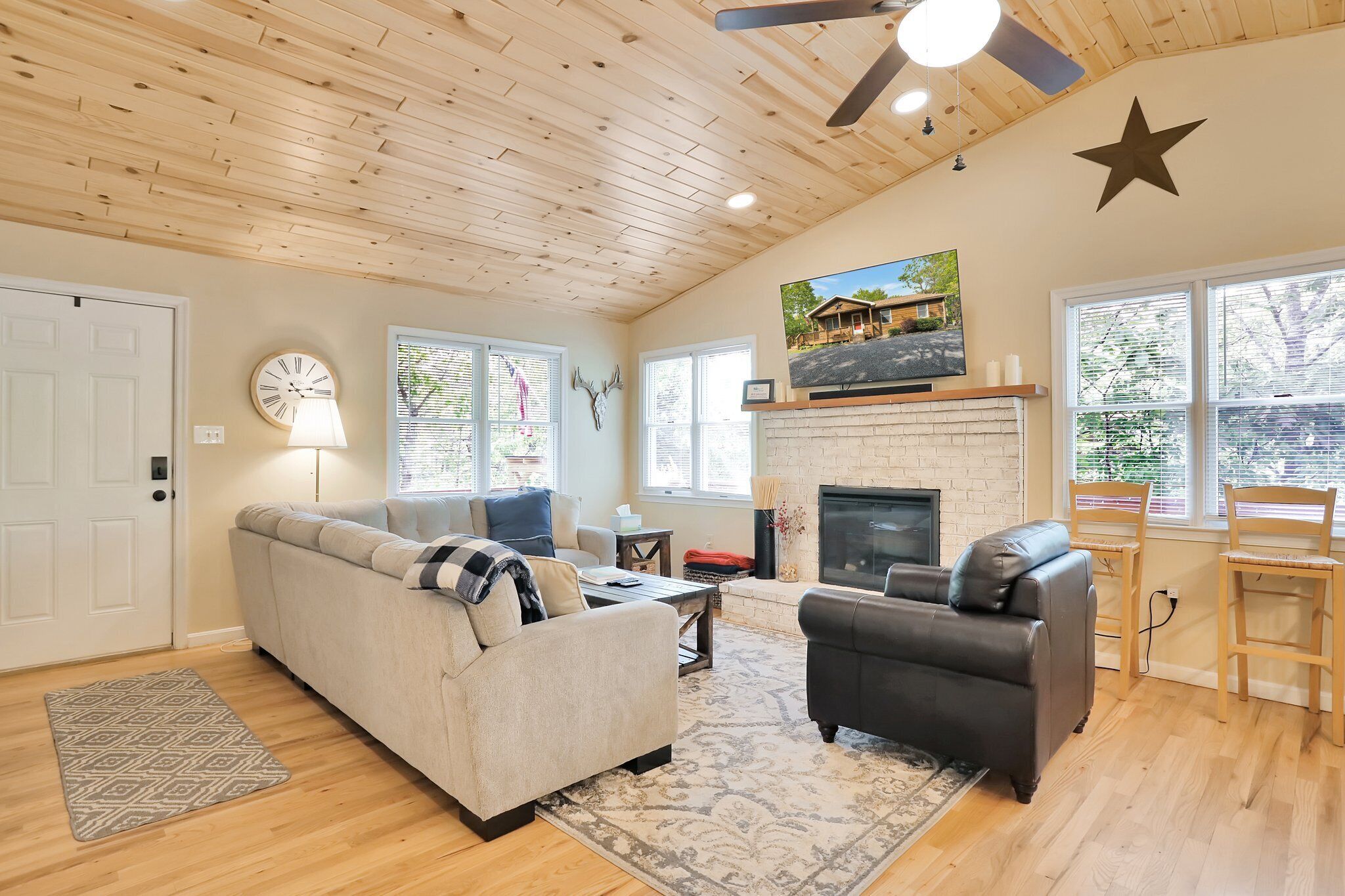 Mountain Resort Cabin with Hot Tub "Lazy Basye"