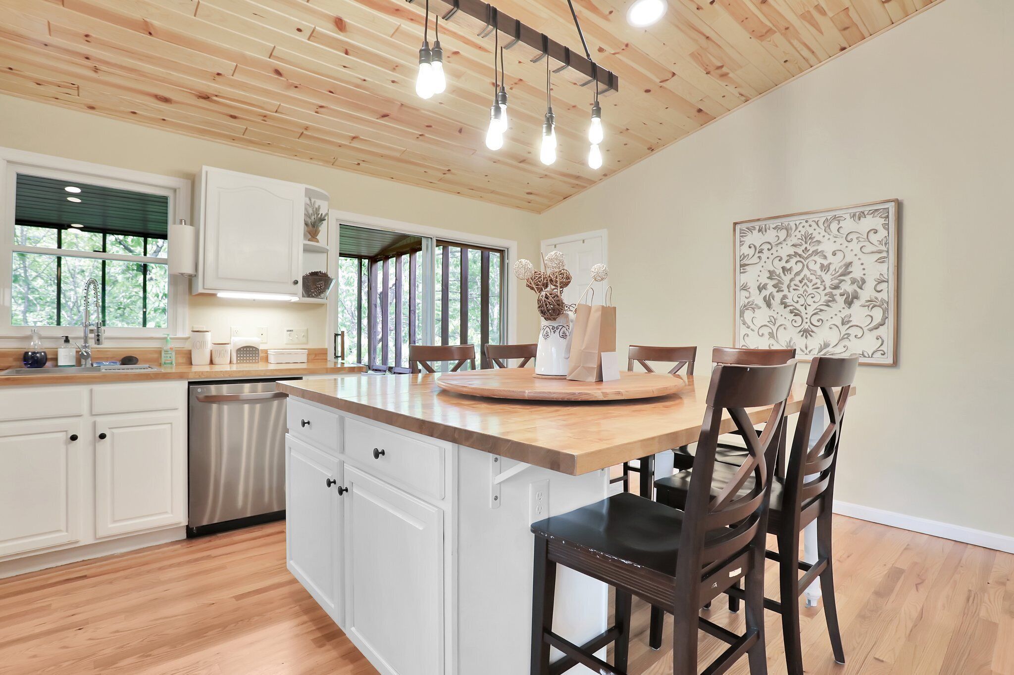 Mountain Resort Cabin with Hot Tub "Lazy Basye"