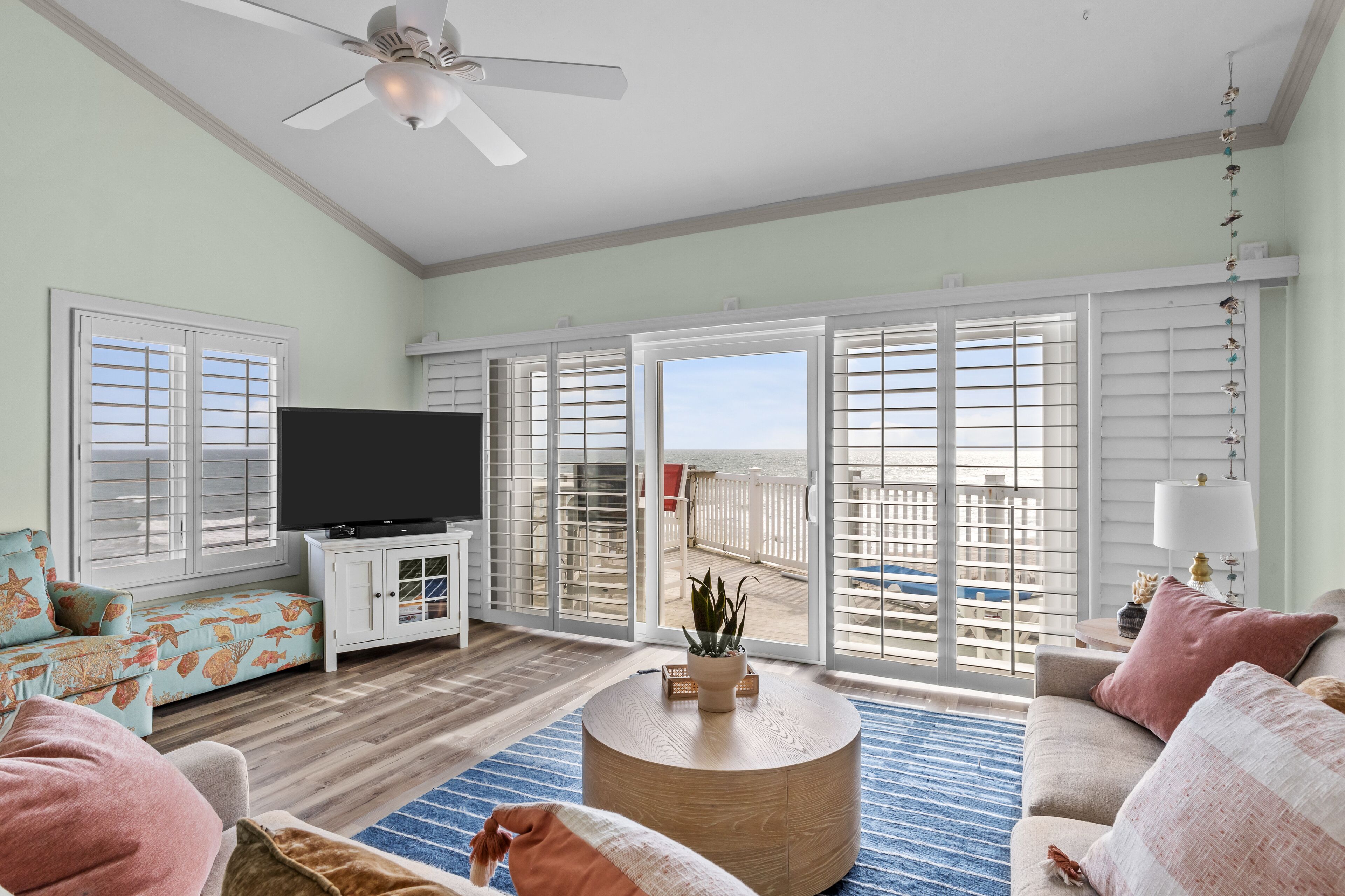 Beachfront condo with an ocean view, washer/dryer, AC, & on-site pool