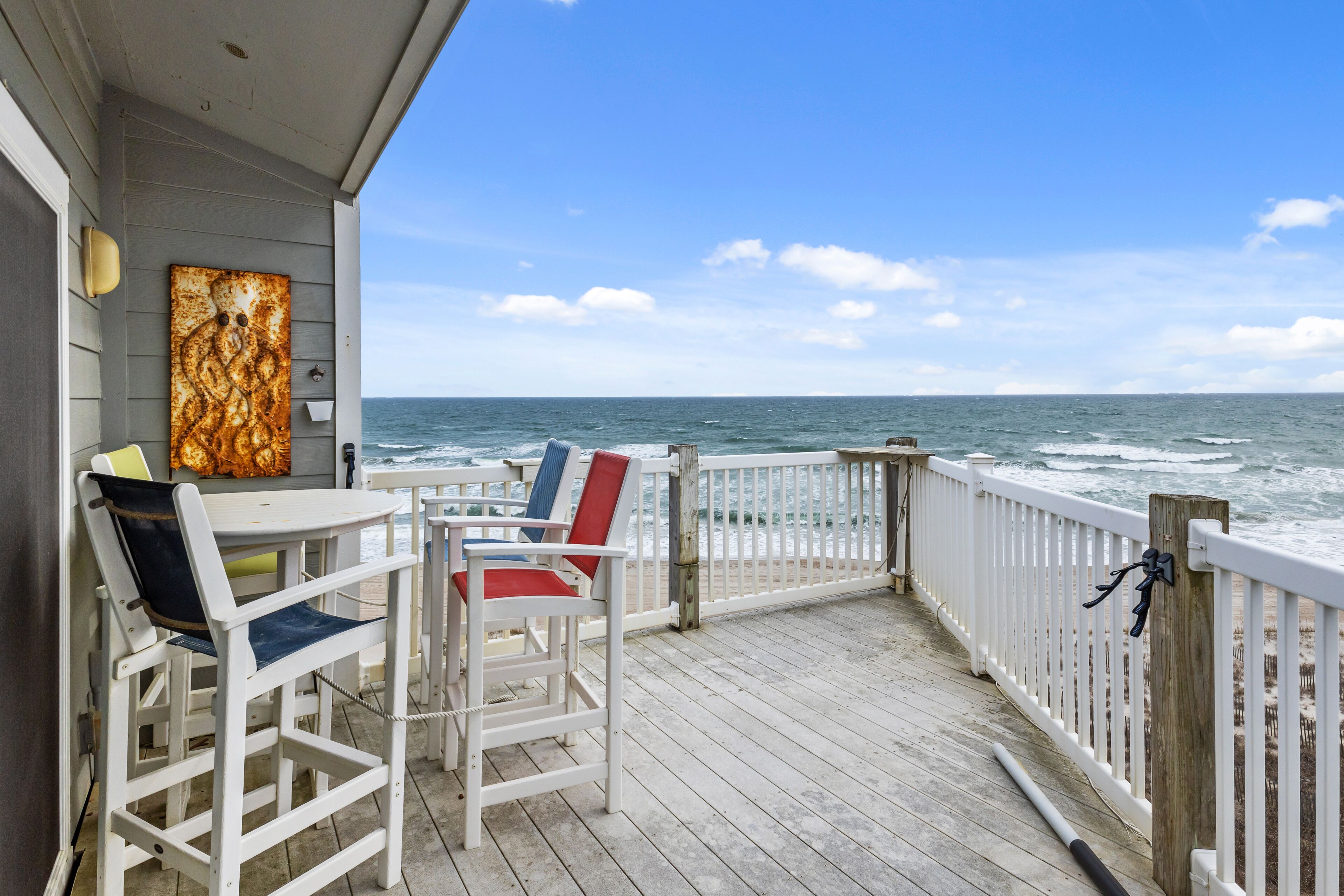 Beachfront condo with an ocean view, washer/dryer, AC, & on-site pool