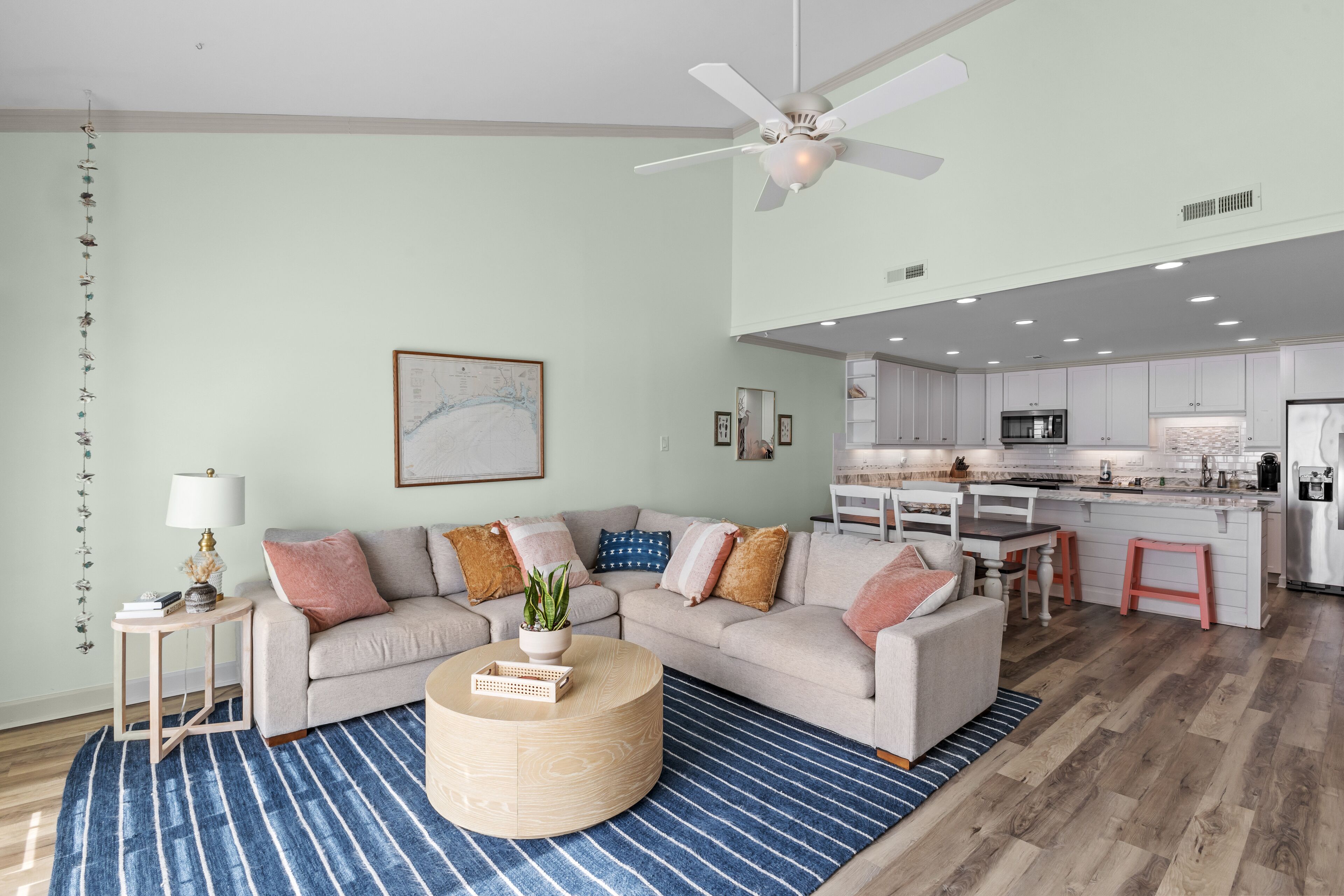 Beachfront condo with an ocean view, washer/dryer, AC, & on-site pool