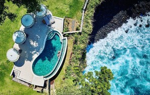 Outdoor pool, pool umbrellas, pool loungers - Bali Cliff Glamping (Karangasem)
