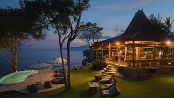 Melayani sarapan, makan siang, makan malam; dengan pemandangan pantai