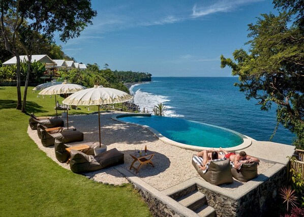 Piscine extérieure, parasols de plage, chaises longues