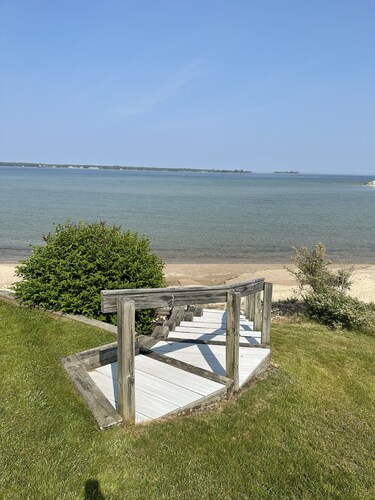 E&K Harbor Inn 1 bedroom Suite on lake Michigan in downtown Baileys Harbor