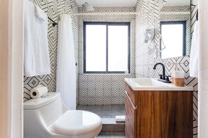 Comfort Apartment, 3 Bedrooms | Bathroom | Shower, rainfall showerhead, hair dryer, towels