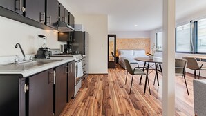 Classic Apartment | Private kitchen | Coffee/tea maker, microwave, oven, blender