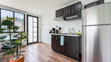 Loft | Eigene Küche | Mikrowelle, Ofen, Wasserkocher mit Kaffee-/Teezubehör, Mixer