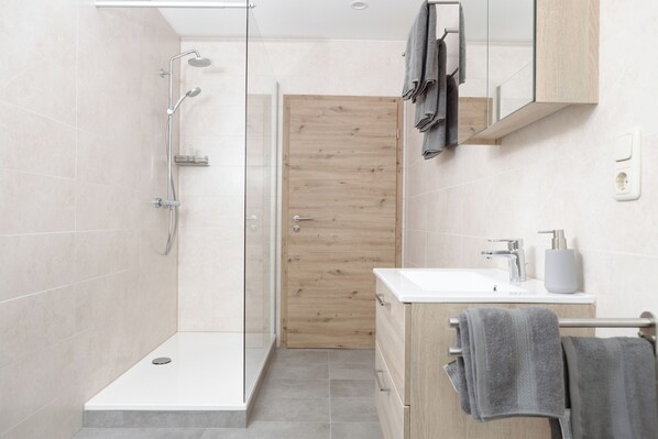 Douche, sèche-cheveux, savon