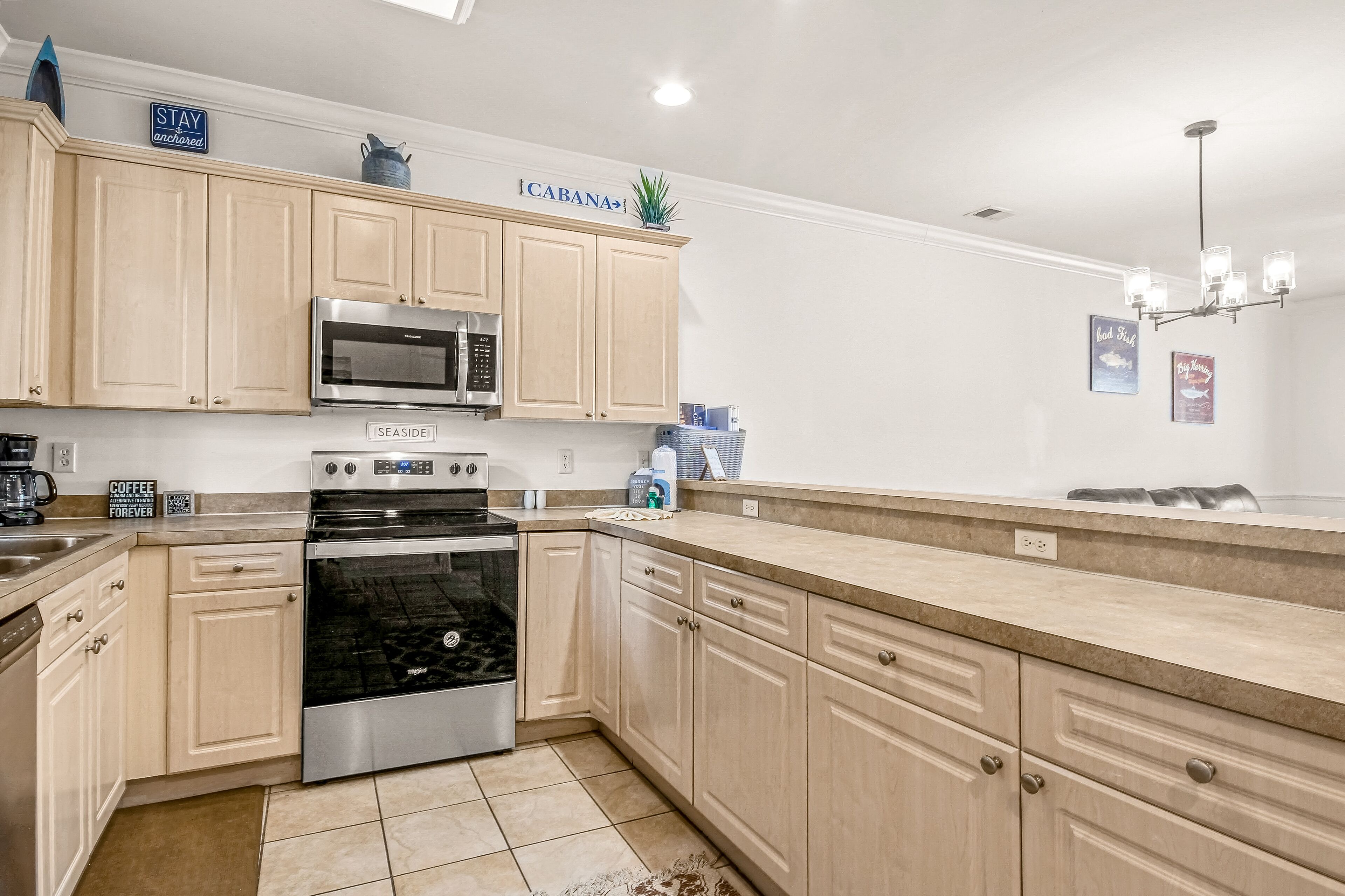 Fantastic fairway-view condo near beach/golf with pool & private balcony