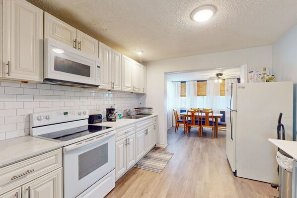 Kühlschrank, Mikrowelle, Ofen, Herdplatte