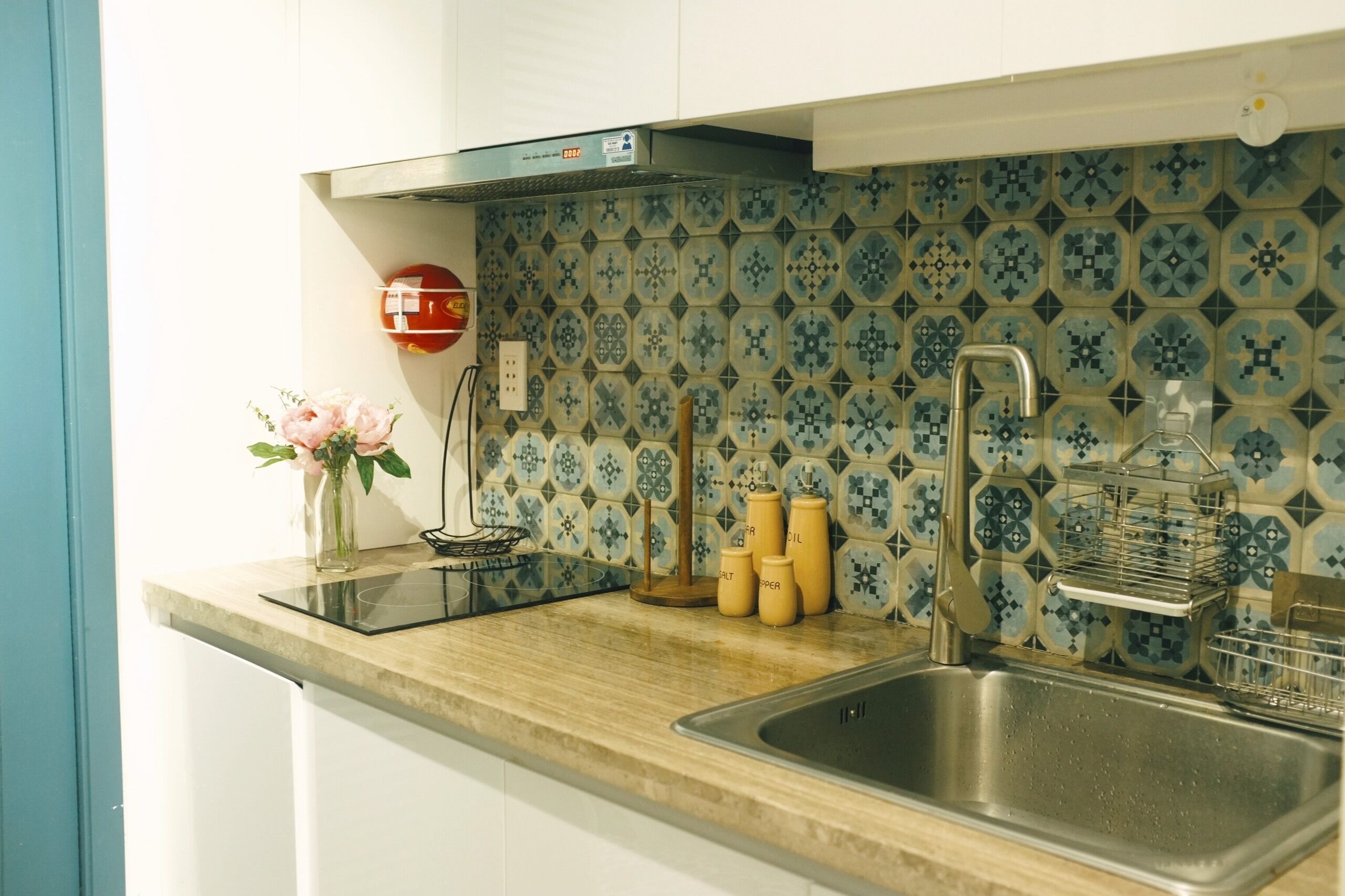Fridge, microwave, stovetop, electric kettle