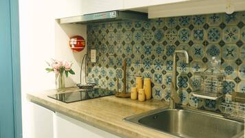 Fridge, microwave, stovetop, electric kettle