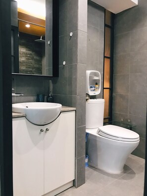 تجهيزات دش، مجففات شعر، خف للقدمين، مناشف