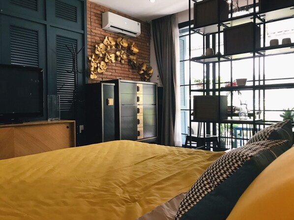 1 غرفة نوم ومكتب وتجهيزات عازلة للصوت ومكواة/لوح كي