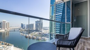 Un balcón con vistas a un puerto deportivo y al horizonte de la ciudad.