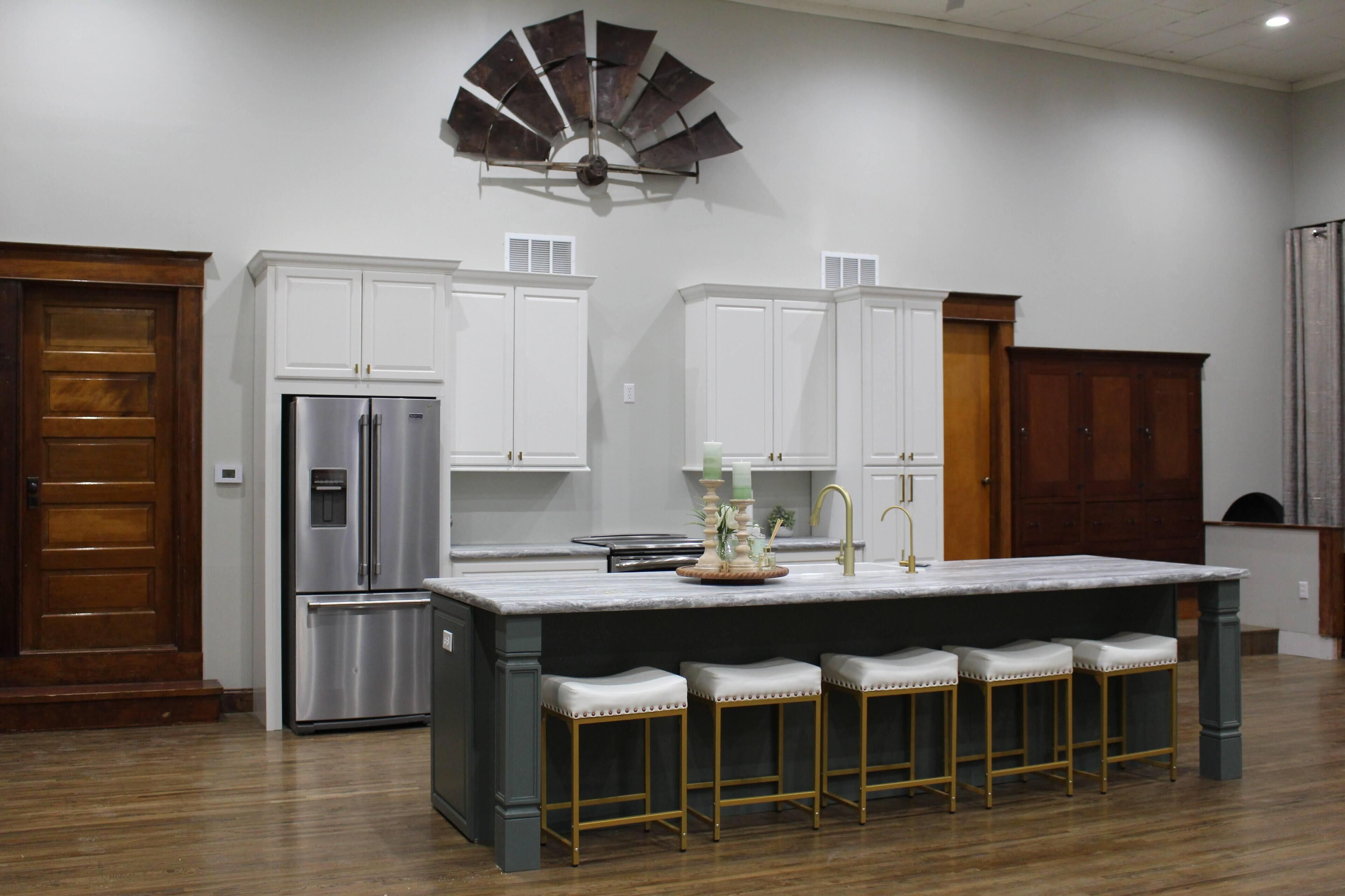 HUGE 5-bedroom house, w/large living spaces in quiet small town