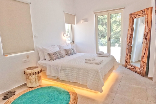 Executive Room | Egyptian cotton sheets, premium bedding, free minibar, in-room safe