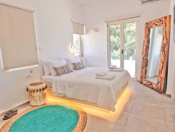 Egyptian cotton sheets, premium bedding, free minibar, in-room safe - THEALOS SANTORINI close to square (Santorini)