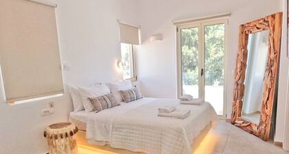 THEALOS SANTORINI close to square