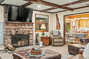 Smart TV, fireplace, books, stereo