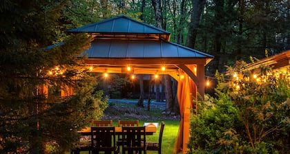 Ranch on Greenwood: Hot tub , fire pits, kayaks, Rafts, Bikes
