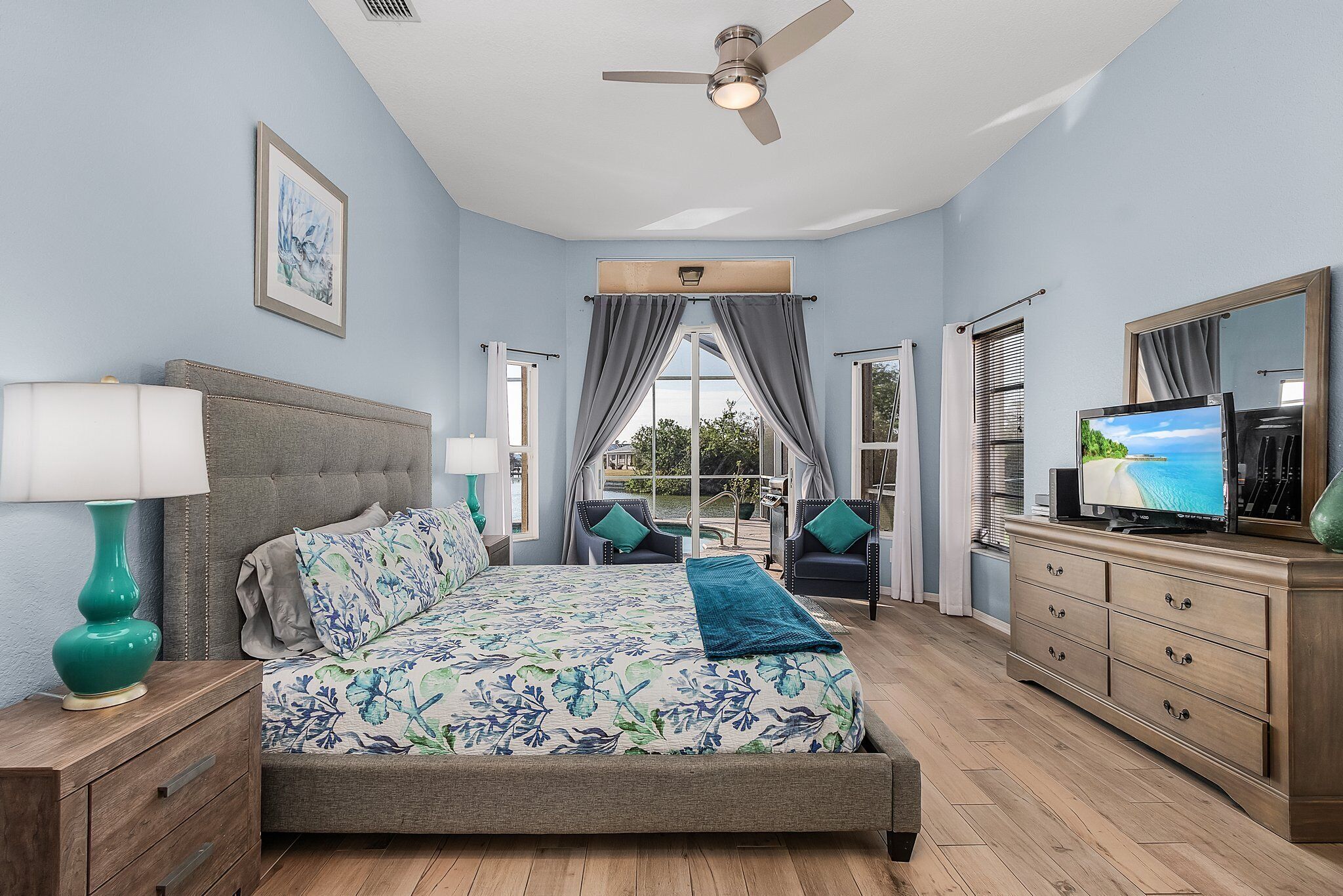 Canal-front Villa heated Pool