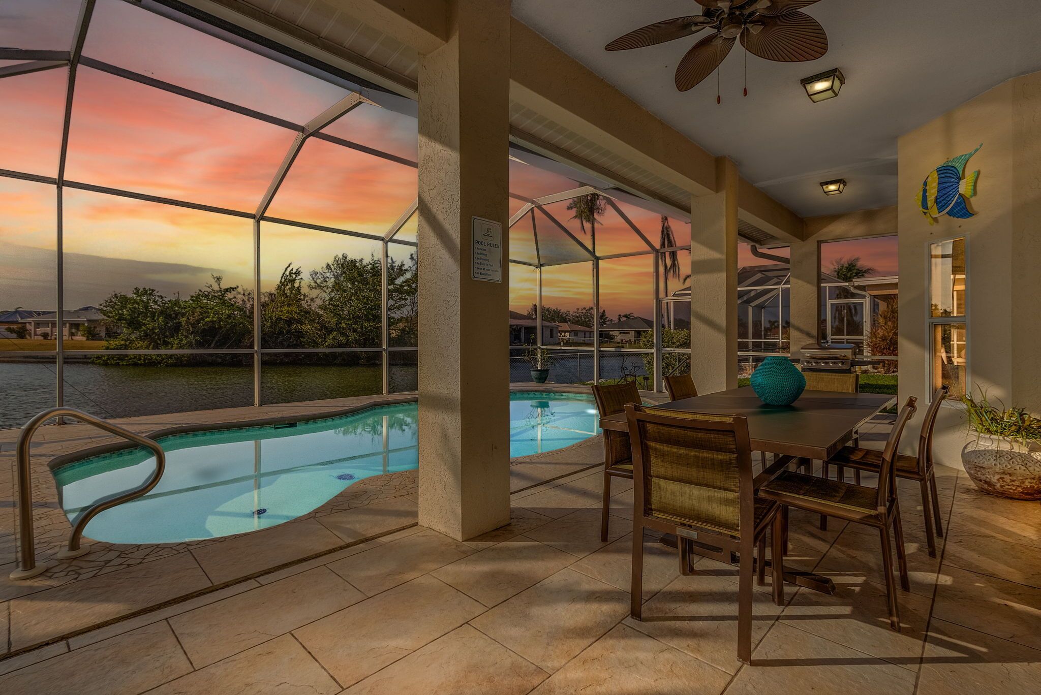 Canal-front Villa heated Pool