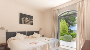 Un dormitorio con dos camas, un ventanal y vistas al exterior.